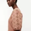 Besticktes Mixed-Media-Oberteil mit Lochstickerei Besticktes Mixed-Media-Oberteil mit Lochstickerei