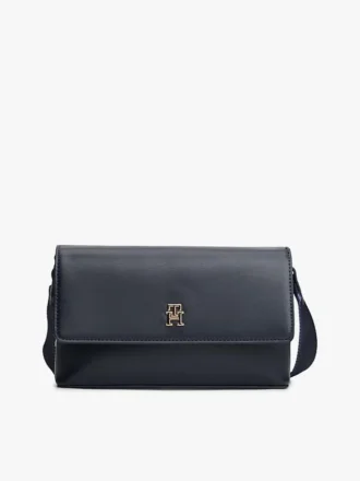 Crossbody-Tasche mit Klappe und genarter Oberfläche