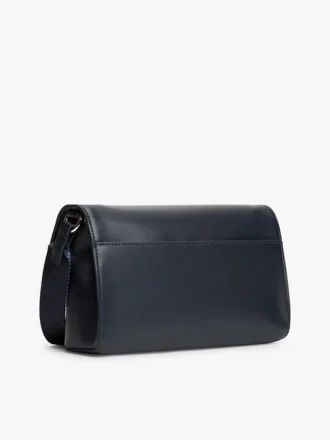 Crossbody-Tasche mit Klappe und genarter Oberfläche