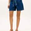 Denim-Shorts mit Gürtel und hoher Leibhöhe Denim-Shorts mit Gürtel und hoher Leibhöhe