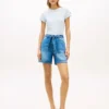Denim-Shorts mit Gürtel und hoher Taille Denim-Shorts mit Gürtel und hoher Taille