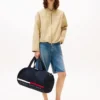 Duffle-Tasche mit Flaggenstreifen-Logo