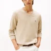 Einfarbiger Pullover mit V-Ausschnitt und Logo Einfarbiger Pullover mit V-Ausschnitt und Logo