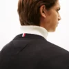 Einfarbiger Pullover mit V-Ausschnitt und Logo