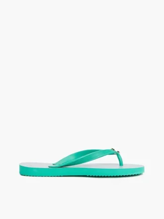 Flip-Flops mit Metallbeschlägen und Monogramm-Print