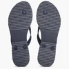 Flip-Flops mit Metallbeschlägen und TH-Schriftzug