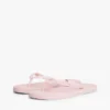 Flip-Flops mit Monogramm-Metallbeschlägen Flip-Flops mit Monogramm-Metallbeschlägen