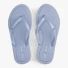 Flip-Flops mit Monogramm-Metallbeschlägen Flip-Flops mit Monogramm-Metallbeschlägen