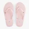 Flip-Flops mit Monogramm-Metallbeschlägen Flip-Flops mit Monogramm-Metallbeschlägen