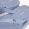 Flip-Flops mit Monogramm-Metallbeschlägen Flip-Flops mit Monogramm-Metallbeschlägen