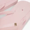 Flip-Flops mit Monogramm-Metallbeschlägen Flip-Flops mit Monogramm-Metallbeschlägen