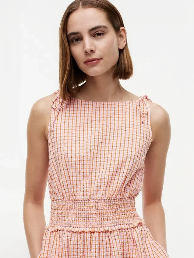Gerafftes Gingham-Seersucker-Midi-Kleid Gerafftes Gingham-Seersucker-Midi-Kleid