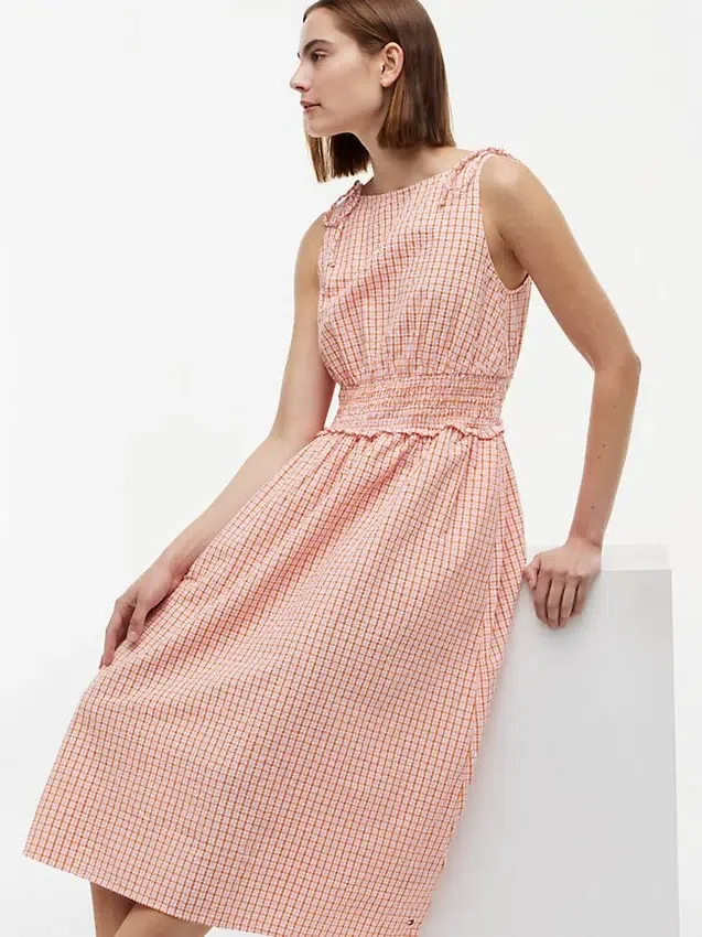 Gerafftes Gingham-Seersucker-Midi-Kleid Gerafftes Gingham-Seersucker-Midi-Kleid