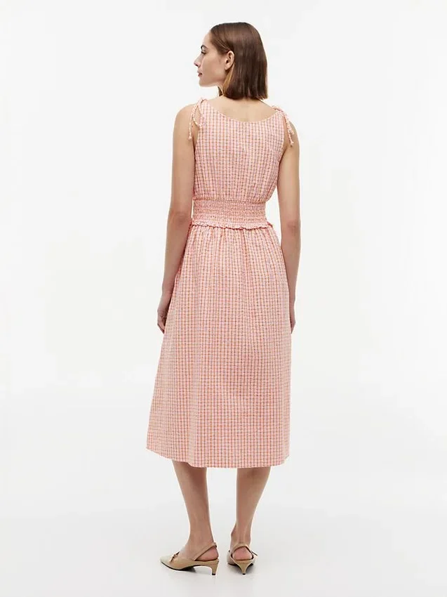 Gerafftes Gingham-Seersucker-Midi-Kleid Gerafftes Gingham-Seersucker-Midi-Kleid