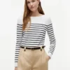 Gestreifter Pullover mit U-Boot-Ausschnitt Gestreifter Pullover mit U-Boot-Ausschnitt