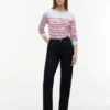 Gestreifter Pullover mit U-Boot-Ausschnitt Gestreifter Pullover mit U-Boot-Ausschnitt