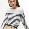 Gestreifter Pullover mit U-Boot-Ausschnitt Gestreifter Pullover mit U-Boot-Ausschnitt