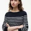 Gestreifter Pullover mit U-Boot-Ausschnitt Gestreifter Pullover mit U-Boot-Ausschnitt