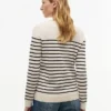Gestreifter Pullover mit U-Boot-Ausschnitt Gestreifter Pullover mit U-Boot-Ausschnitt