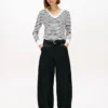 Gestreifter Pullover mit V-Ausschnitt Gestreifter Pullover mit V-Ausschnitt