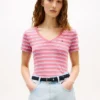 Gestreiftes „Favorite“-T-Shirt mit V-Ausschnitt