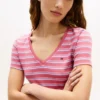 Gestreiftes „Favorite“-T-Shirt mit V-Ausschnitt