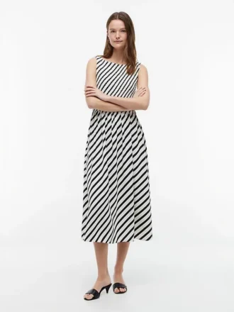 Gestreiftes, gerafftes Maxikleid aus Crêpe
