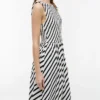 Gestreiftes, gerafftes Maxikleid aus Crêpe Gestreiftes, gerafftes Maxikleid aus Crêpe