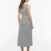 Gestreiftes, gerafftes Maxikleid aus Crêpe Gestreiftes, gerafftes Maxikleid aus Crêpe