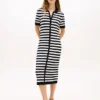 Gestreiftes, leichtes Polo-Strickkleid Gestreiftes, leichtes Polo-Strickkleid