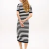 Gestreiftes, leichtes Polo-Strickkleid Gestreiftes, leichtes Polo-Strickkleid