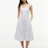 Gestreiftes Midi-Kleid aus Leinenmischung mit Stufenschnitt Gestreiftes Midi-Kleid aus Leinenmischung mit Stufenschnitt