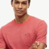 Gestreiftes T-Shirt mit Tasche