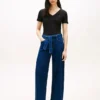 Hoch taillierte Jeans mit weitem Bein und Gürtel Hoch taillierte Jeans mit weitem Bein und Gürtel