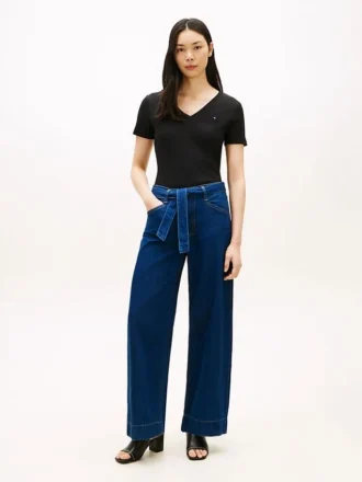 Hoch taillierte Jeans mit weitem Bein und Gürtel