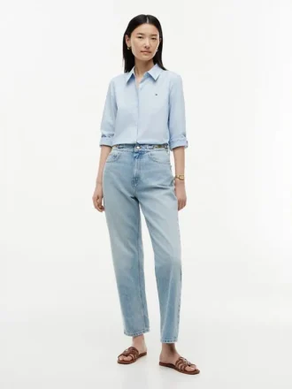 Hoch taillierte, konisch zulaufende Jeans
