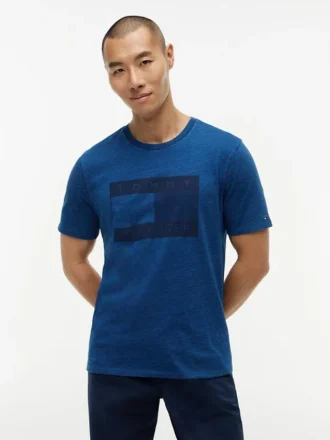 Indigo-gefärbtes T-Shirt mit Flaggenlogo