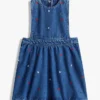 Kinder-Jumperkleid aus Denim mit durchgehendem Blumenmuster Kinder-Jumperkleid aus Denim mit durchgehendem Blumenmuster