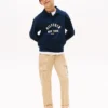 Kinder-Sweatshirt mit Rundhalsausschnitt und Hilfiger-Grafik Kinder-Sweatshirt mit Rundhalsausschnitt und Hilfiger-Grafik
