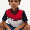 Kinder-T-Shirt mit Farbblock- und Flaggenstreifen Kinder-T-Shirt mit Farbblock- und Flaggenstreifen
