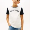 Kinder-T-Shirt mit Monotype-Logo und Farbblock-Design Kinder-T-Shirt mit Monotype-Logo und Farbblock-Design