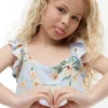 Kinderkleid mit Blumenmuster und Rüschen Kinderkleid mit Blumenmuster und Rüschen