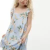 Kinderkleid mit Blumenmuster und Rüschen Kinderkleid mit Blumenmuster und Rüschen