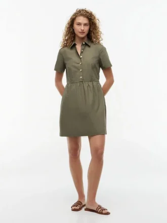 Kurzärmeliges Kleid mit goldenen Knöpfen