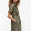 Kurzärmeliges Kleid mit goldenen Knöpfen Kurzärmeliges Kleid mit goldenen Knöpfen