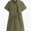 Kurzärmeliges Kleid mit goldenen Knöpfen Kurzärmeliges Kleid mit goldenen Knöpfen