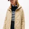 Leichte, wattierte Steppjacke mit Kapuze Leichte, wattierte Steppjacke mit Kapuze