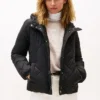 Leichte, wattierte Steppjacke mit Kapuze Leichte, wattierte Steppjacke mit Kapuze