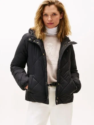 Leichte, wattierte Steppjacke mit Kapuze Leichte, wattierte Steppjacke mit Kapuze