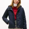 Leichte, wattierte Steppjacke mit Kapuze Leichte, wattierte Steppjacke mit Kapuze